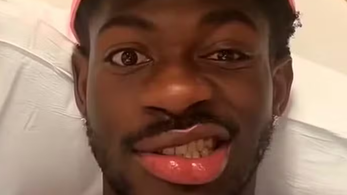 Lil Nas X é internado após ‘perder controle’ do lado direito do rosto