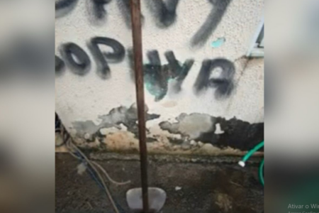 Enxada encontrada pela Polícia