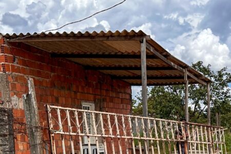 Mulher ganha briga na Justiça e permanece em casa onde vive há 15 anos em Inhumas Casa foi cedida por membros de paróquia