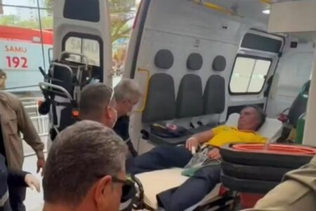 Vídeo de apoiadores rezando após Bolsonaro ser colocado em ambulância viraliza Ex-presidente foi diagnosticado com distensão abdominal 