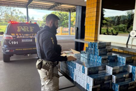 PRF apreende 2 mil maços de cigarros contrabandeados na BR-364 Além dos cigarros, os agentes encontraram perfumes e bebidas alcoólicas