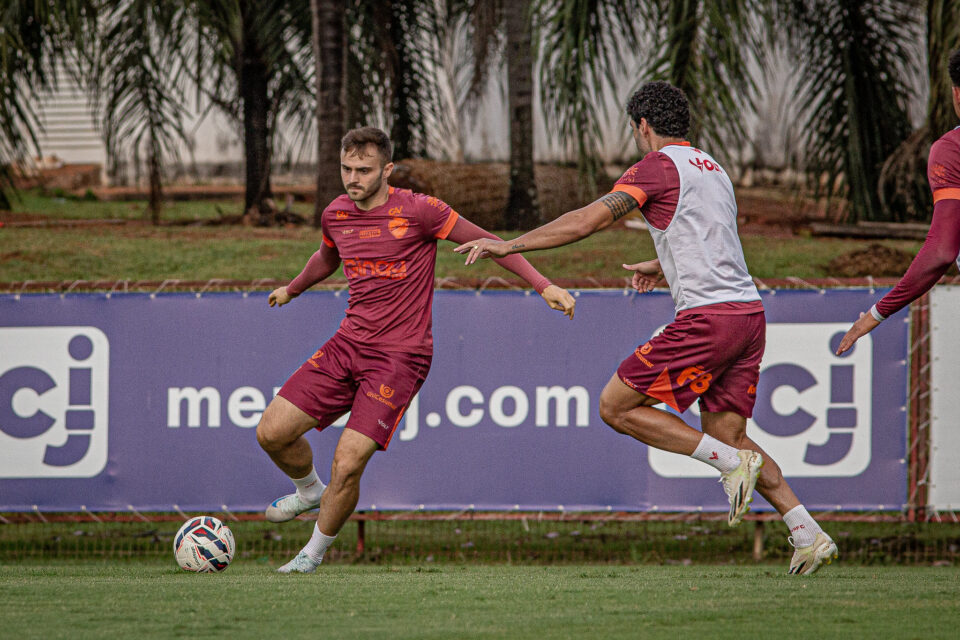 Gabriel Poveda deverá ser titular no duelo entre Vila Nova e Paysandu