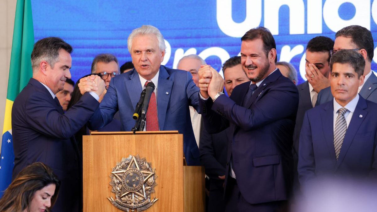 Governador Ronaldo Caiado entre Ciro Nogueira, presidente do PP, e Antônio Rueda, presidente do União Brasil (Foto: Divulgação)