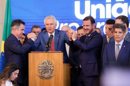 Governador Ronaldo Caiado entre Ciro Nogueira, presidente do PP, e Antônio Rueda, presidente do União Brasil (Foto: Divulgação)