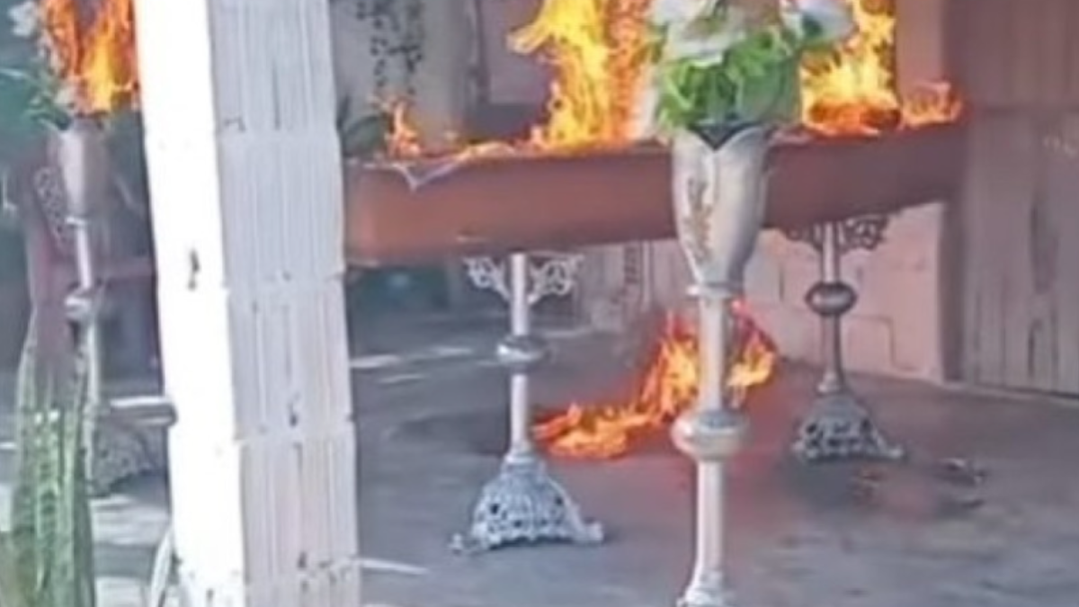 Imagem de um recorte do vídeo com o caixão pegando fogo
