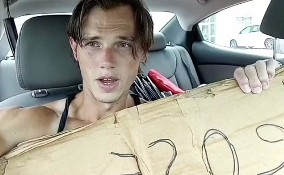 Pedinte viraliza por causa da aparência, mas rejeita dica para virar modelo Brad Love preferir exibir mensagens em papelão pedindo dinheiro