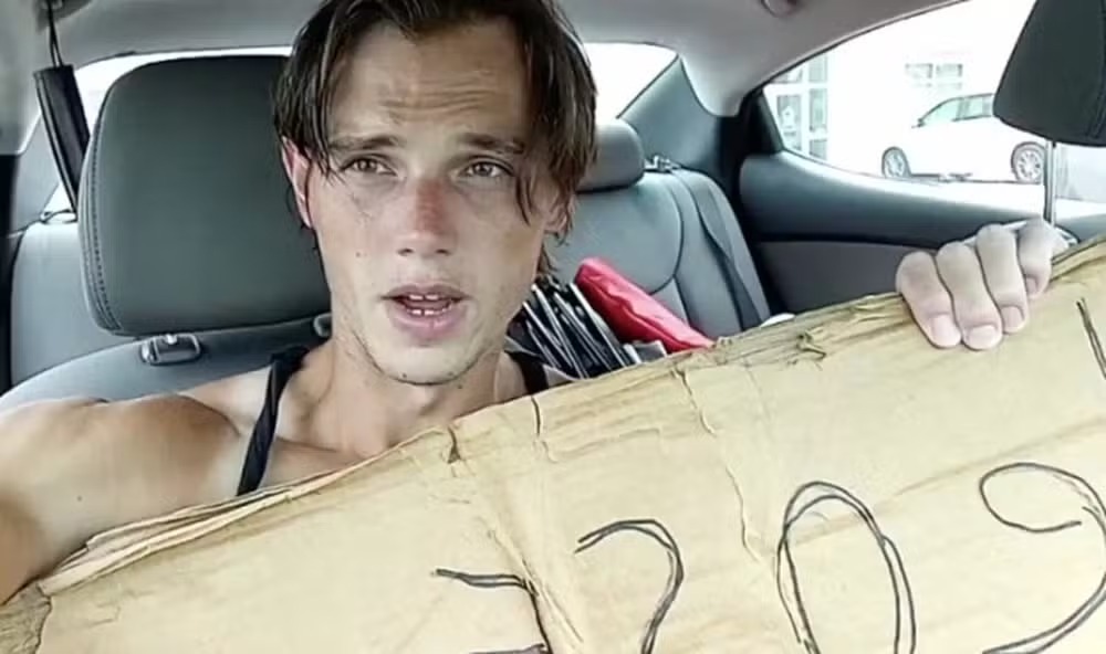 Pedinte viraliza por causa da aparência, mas rejeita dica para virar modelo Brad Love preferir exibir mensagens em papelão pedindo dinheiro