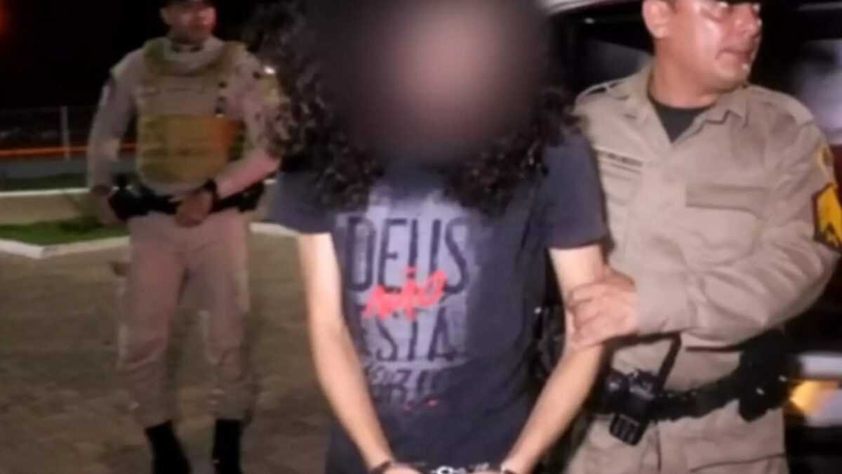 Professor de canto é preso após dar chá de sêmen a alunas para melhorar a voz Polícia encontrou filmagens das alunas consumindo o "chá"