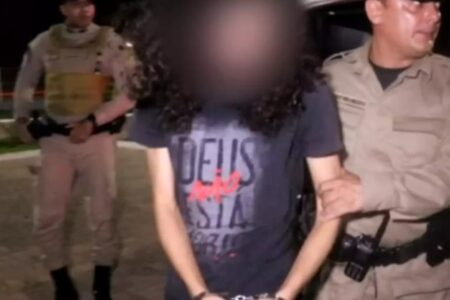 Professor de canto é preso após dar chá de sêmen a alunas para melhorar a voz Polícia encontrou filmagens das alunas consumindo o "chá"