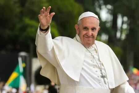 Morte não teria relação direta aos problemas respiratórios Imprensa italiana revela causa da morte de Papa Francisco; confira