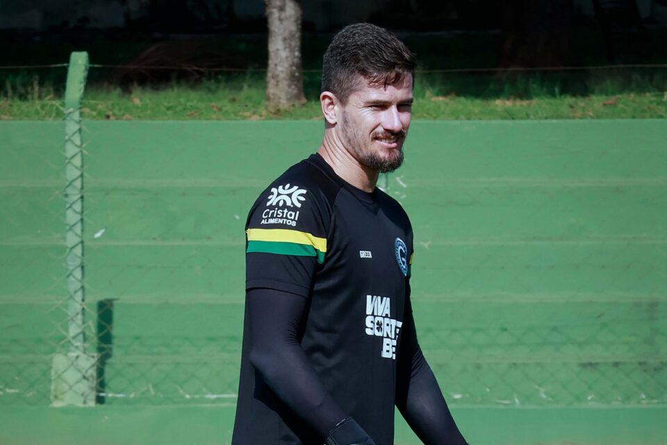 Goleiro Tadeu em treino no Goiás