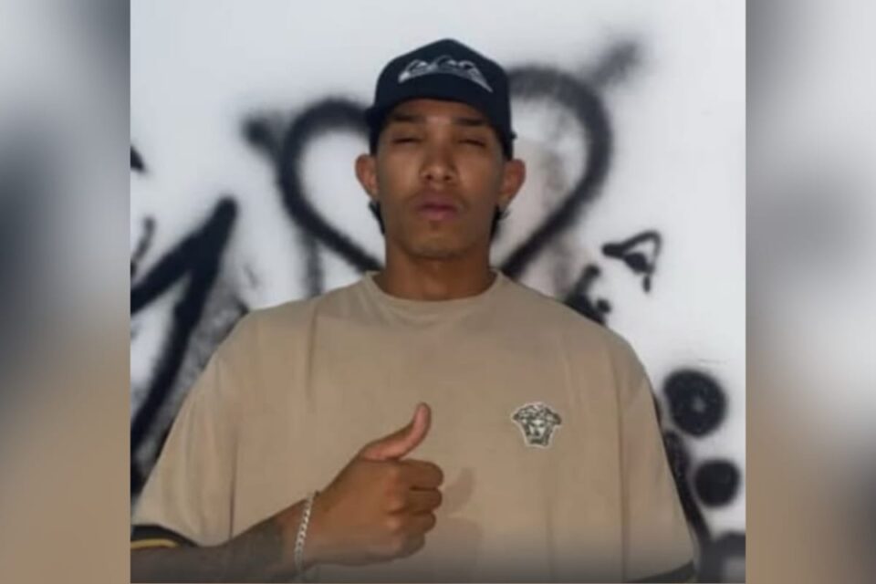 A imagem mostra uma foto do jovem