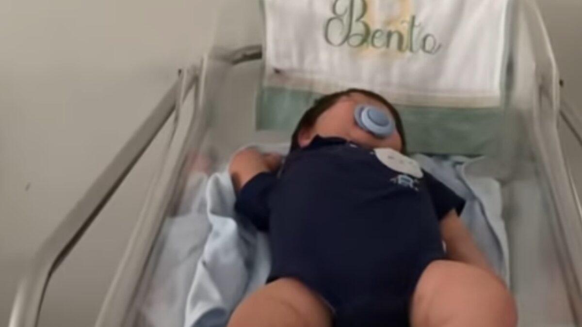 Mulher leva bebê reborn ao hospital após ele "não se sentir bem"; vídeo "remédio então ele estava caído”, disse a mineira