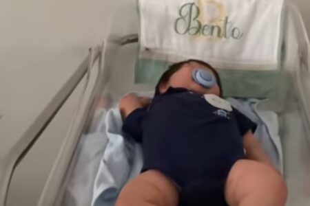 Mulher leva bebê reborn ao hospital após ele "não se sentir bem"; vídeo "remédio então ele estava caído”, disse a mineira