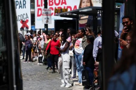 Eletricidade é restabelecida na Espanha e Portugal após apagão em Madri, o retorno da energia elétrica foi com aplausos e gritos de alegria