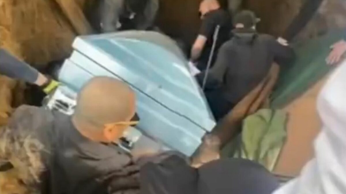 Chão cede e homens que carregavam caixão caem em túmulo; vídeo Filho do morto chegou a desmaiar após a cena