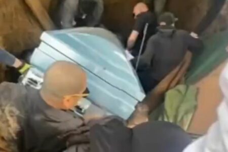 Chão cede e homens que carregavam caixão caem em túmulo; vídeo Filho do morto chegou a desmaiar após a cena