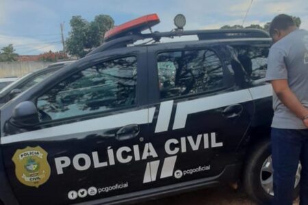 Arranhão em carro gera discussão com facadas e prisão em Trindade Vídeo mostra quando o suspeito se aproxima pelas costas da vítima