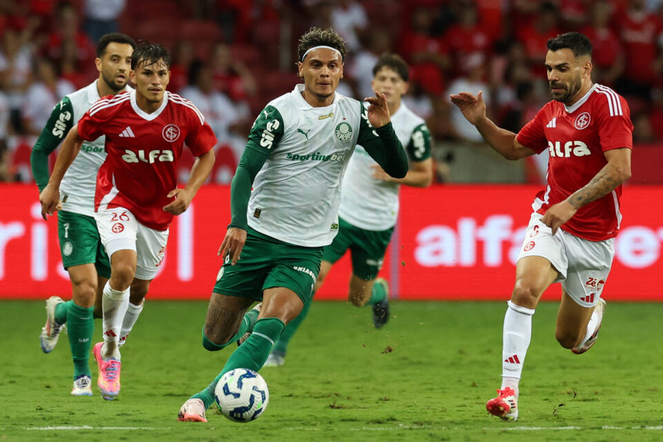 Jogo entre Internacional e Palmeiras na Série A