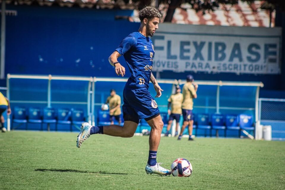 Gui Meira em treino pela Aparecidense