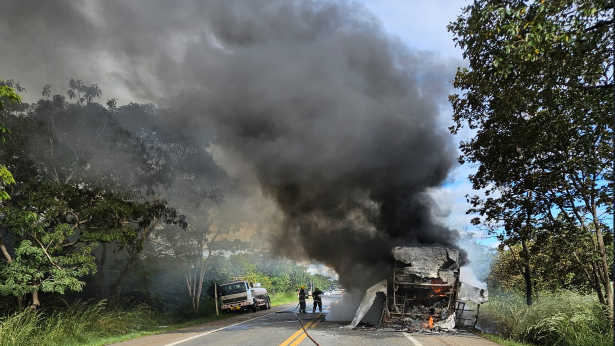 Incêndio na BR-040 (Foto: Divulgação/Corpo de Bombeiros)