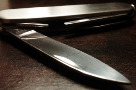 Imagem representativa da arma usada no crime, um canivete