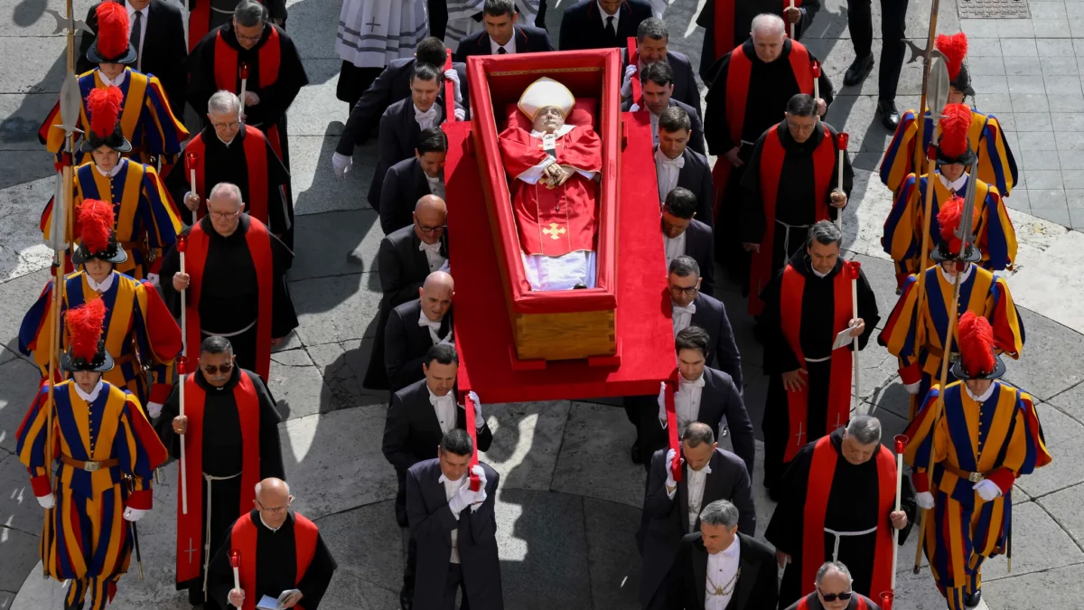 Papa Francisco é sepultado neste sábado (26) em Roma
