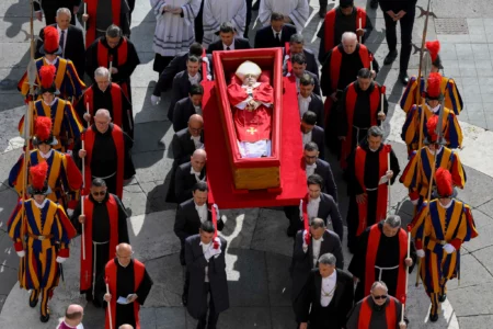 Papa Francisco é sepultado neste sábado (26) em Roma