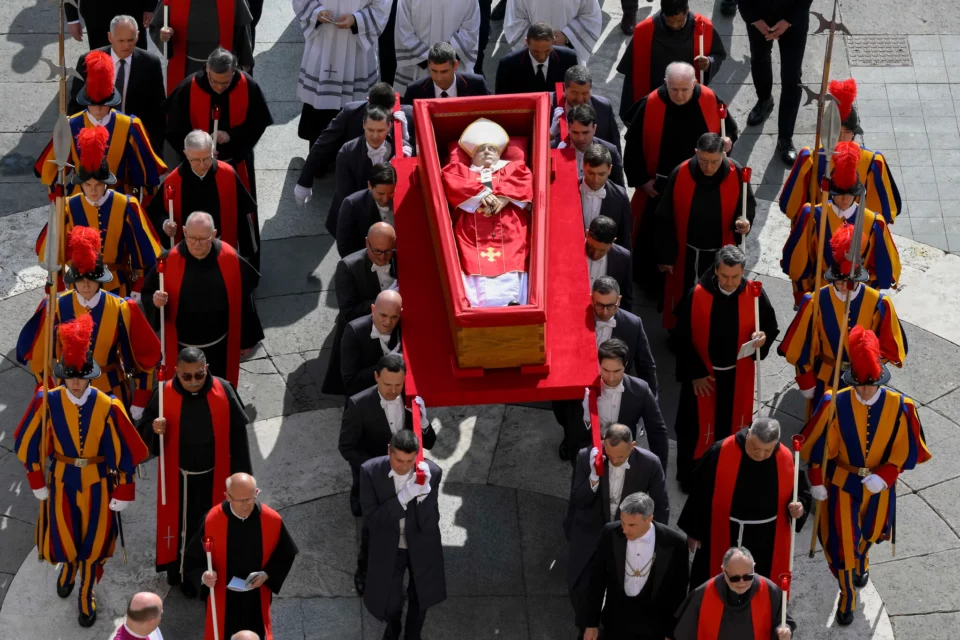 Papa Francisco é sepultado neste sábado (26) em Roma