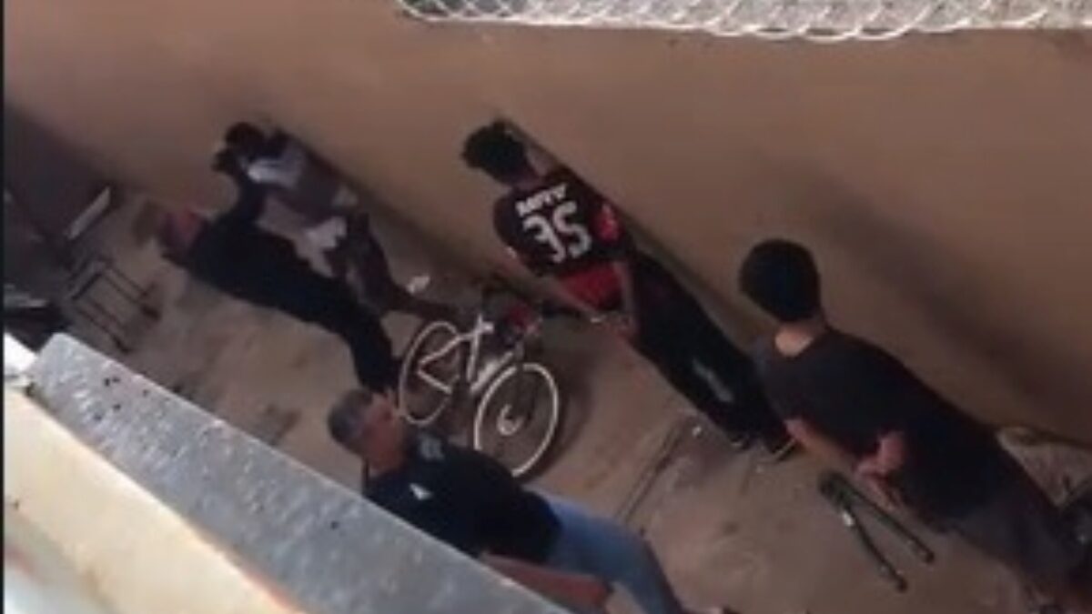 A imagens mostram a abordagem policial