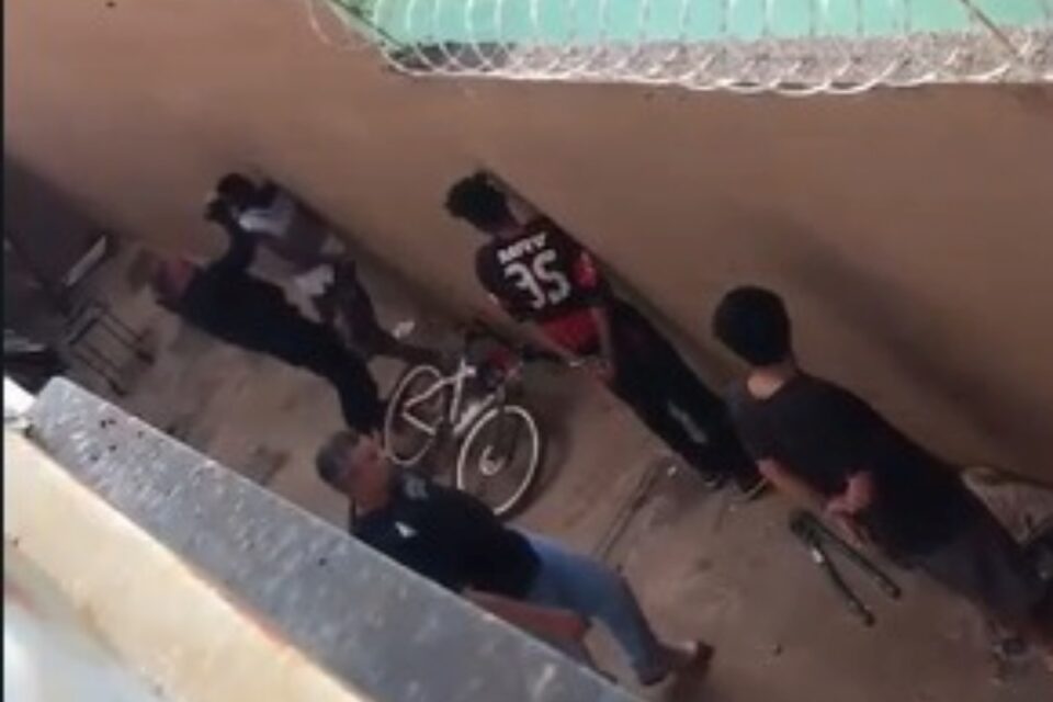 A imagens mostram a abordagem policial