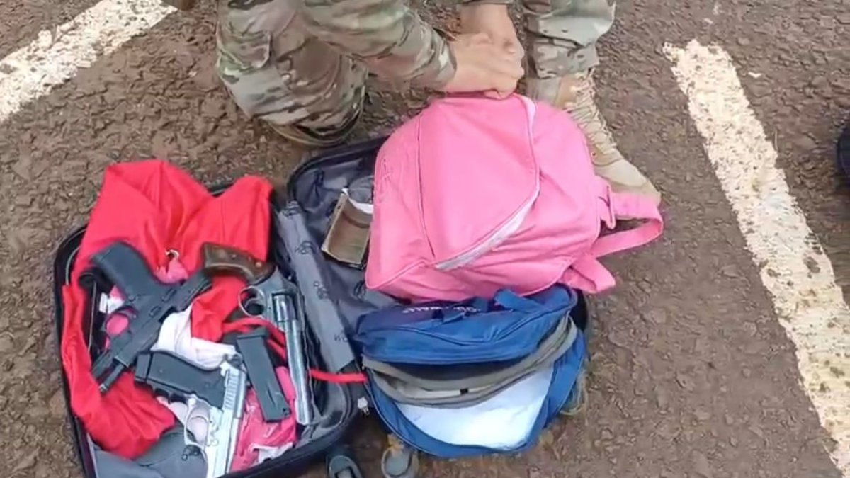 Mulher ainda apresentou identidade falsa aos policiais (Foto: Reprodução / PRF)