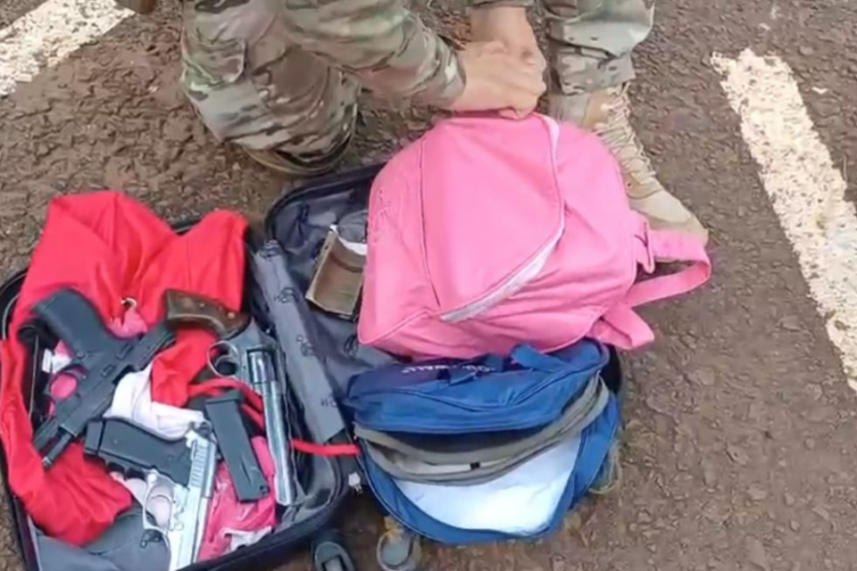 Mulher ainda apresentou identidade falsa aos policiais (Foto: Reprodução / PRF)