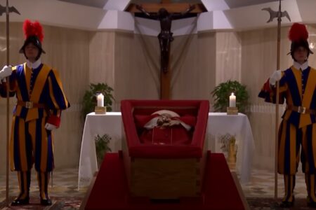 Vaticano divulga primeiras imagens de papa Francisco no caixão; vídeo Caixão do pontífice será levado à Basílica dando início a velório