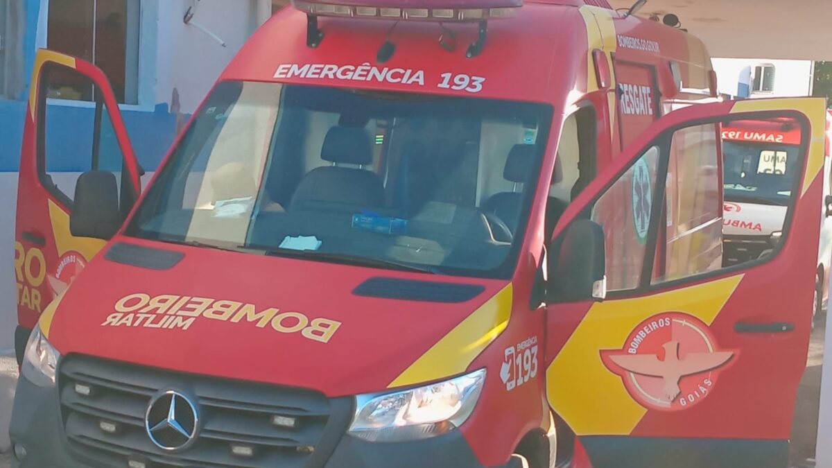 A imagem mostra uma viatura de salvamento dos bombeiros