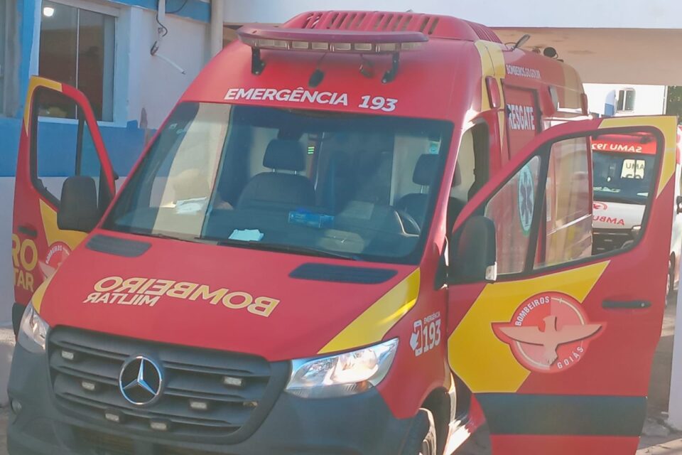 A imagem mostra uma viatura de salvamento dos bombeiros