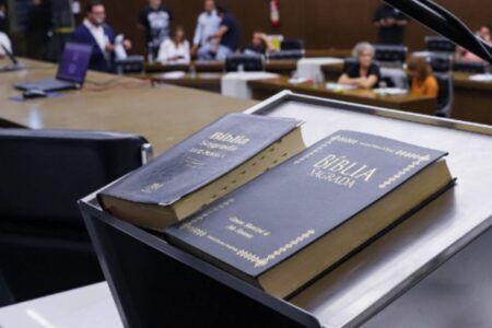 Bíblia incorporada ao material de apoio de escolas (Foto: Divulgação)