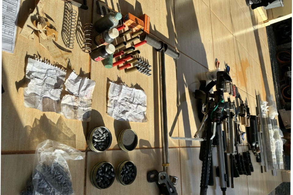 Homem é preso por fabricar e vender armas após ser investigado por atirar em cachorro, em Campinorte