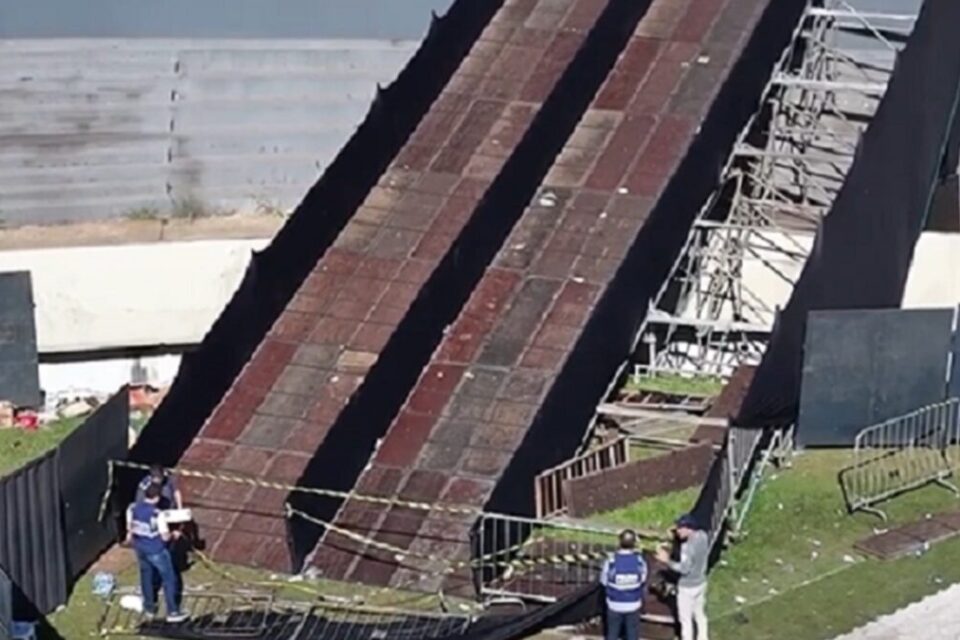 A imagem mostra a rampa caída