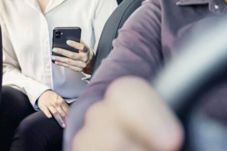 Motorista de aplicativo sequestra passageira e abusa sexualmente dela durante a viagem em Goiás