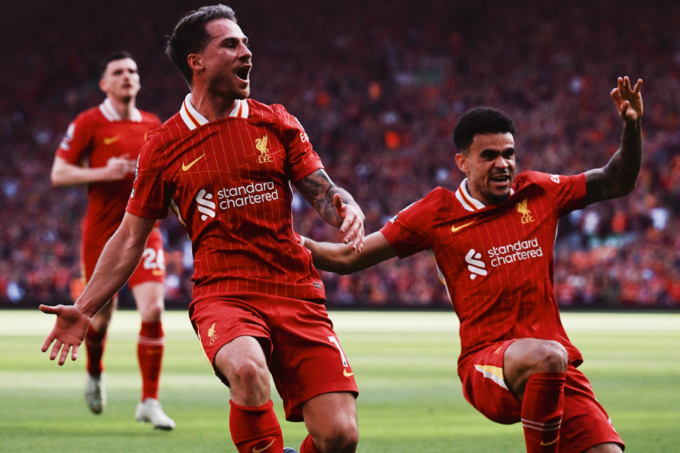 Jogadores do Liverpool comemoram gol no Campeonato Inglês