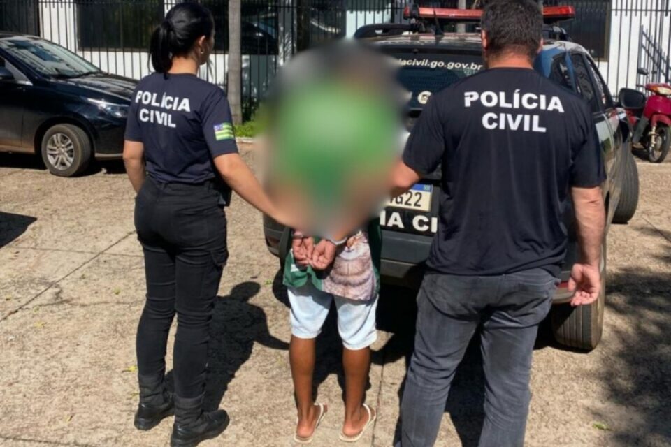 a imagem mostra o homem sendo preso