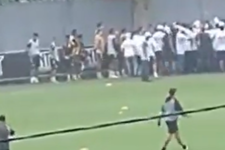 Torcedores do Santos invadem CT