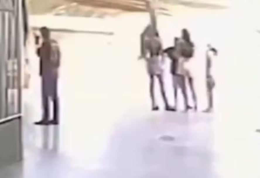 Vídeo: mulher e criança despencam de plataforma na Rodoviária de Brasília Circunstâncias do acidente ainda não foram esclarecidas