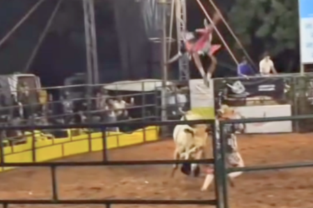 Rodeio em que salva-vidas é arremessado para cima e cai montado no touro (Foto: Reprodução)