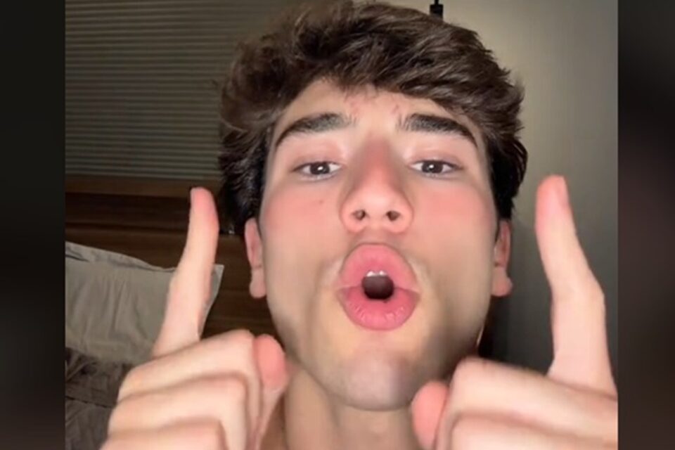 Leo Ávila Influencer do DF causa revolta ao dizer que só tem favelados em faculdade "Pobre de tudo" Leonardo Leo Ávila é filho do presidente do Codese