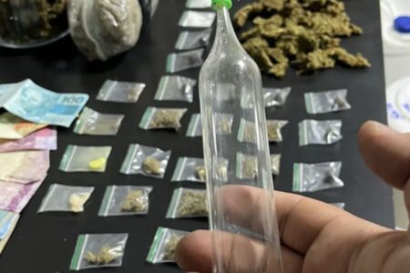 Drogas apreendidas com grupo chefiado por mãe e filho (Foto: Polícia Civil)