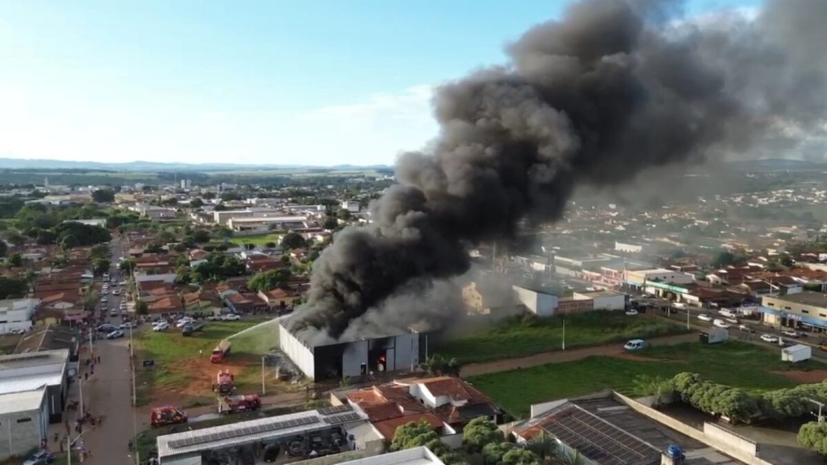 A imagem é um print de um vídeo no local do incêndio