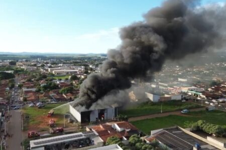 A imagem é um print de um vídeo no local do incêndio
