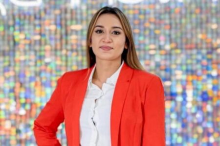 A imagem mostra a mulher que morreu após forte infecção na garganta